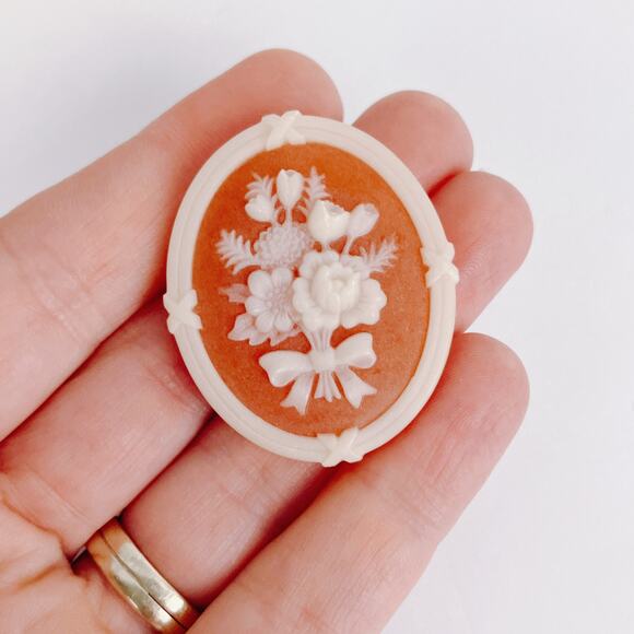 Giftable Vintage Avon Signed Floral Cameo Brooch Pin 1970s Resin Jewelry w Box - Picture 4 of 10